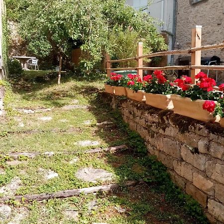 Gite Les 27 Roses Et Plus Villa Châtel-Censoir Exterior foto